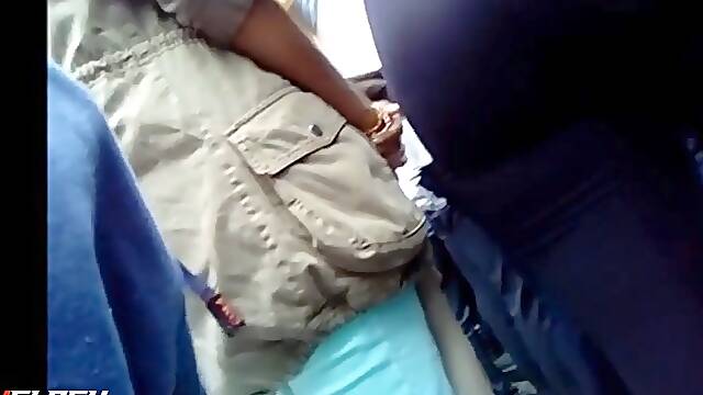 Chikan encoxando delicious Groping