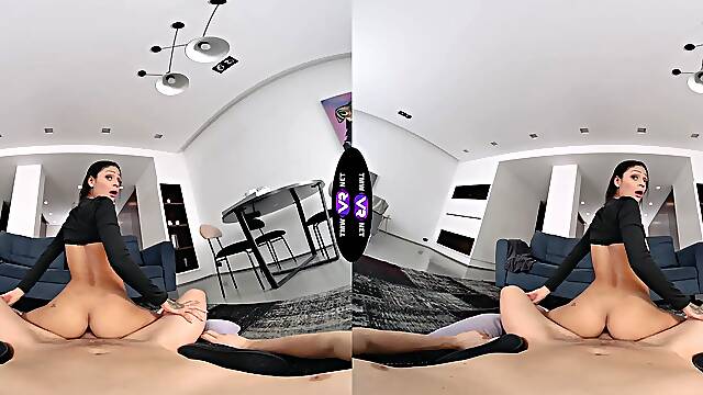 Skinny teen Breiny Zoe rides in vr with passion